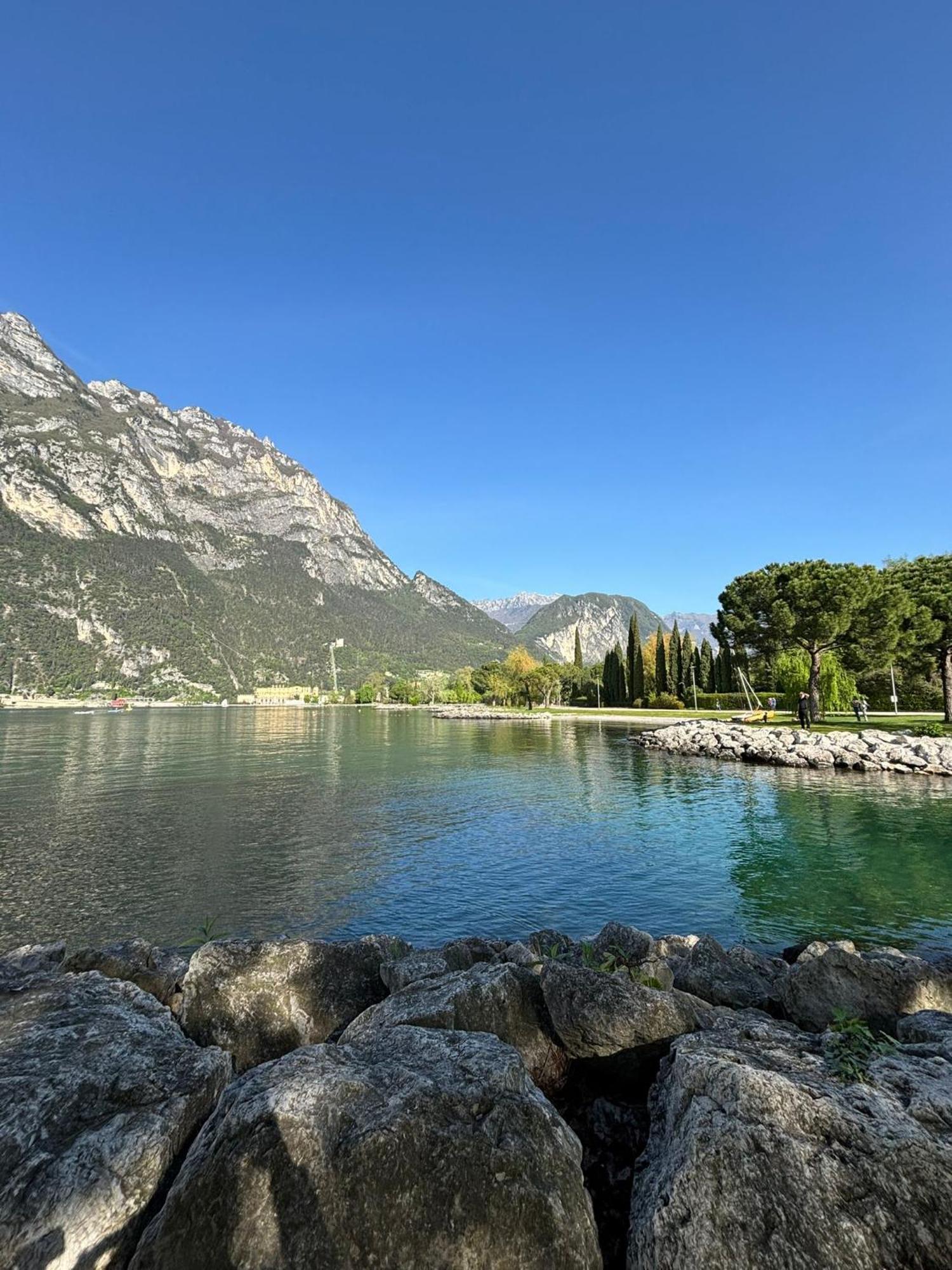 Garden & Pool Perugini Apartment Torbole Sul Garda Bagian luar foto