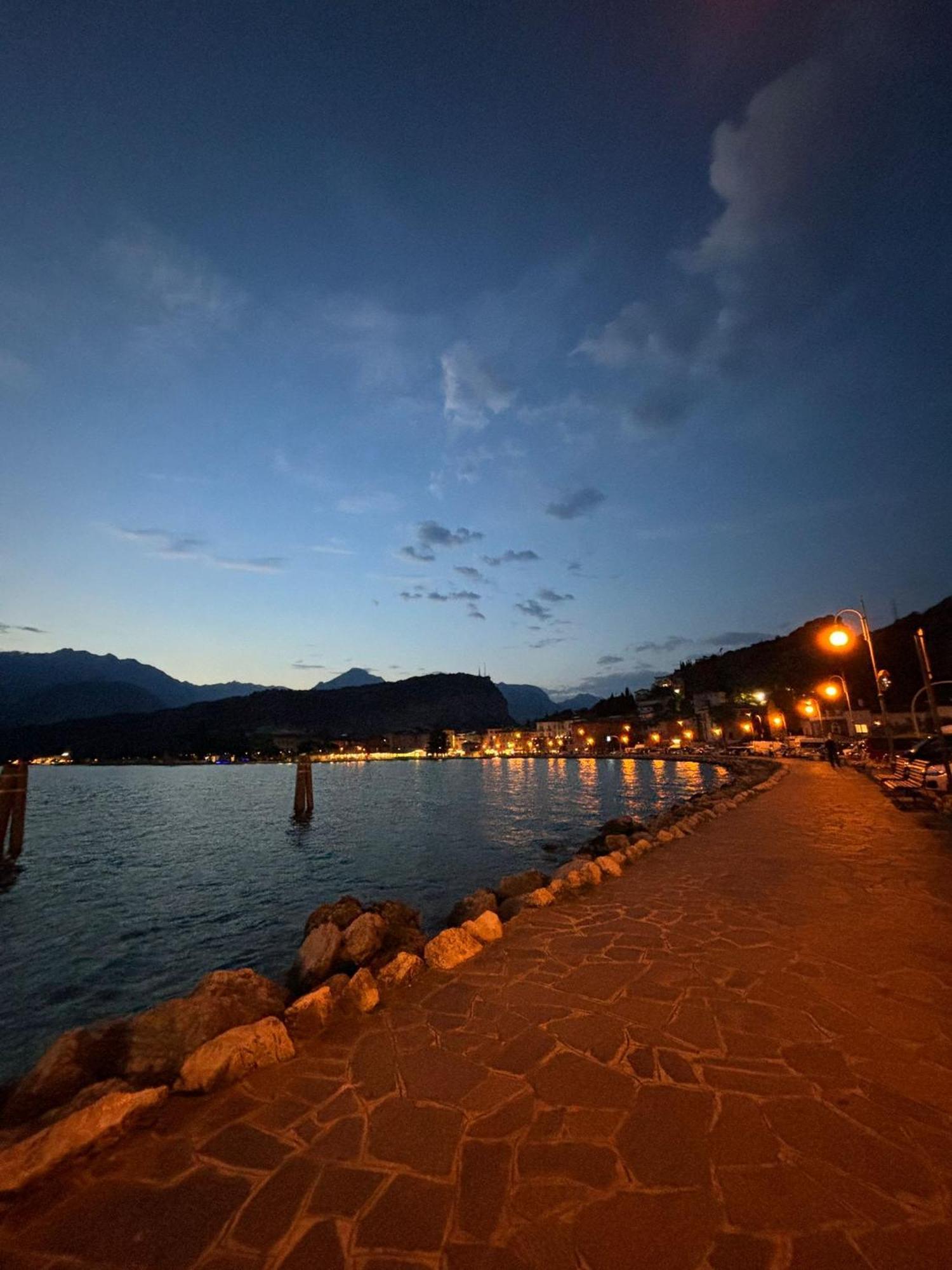 Garden & Pool Perugini Apartment Torbole Sul Garda Bagian luar foto